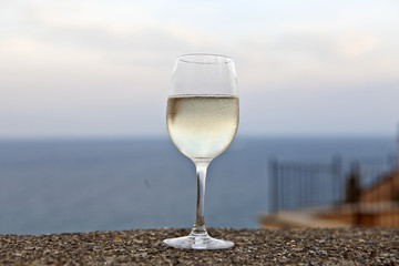 ein Aperitif am Mittelmeer