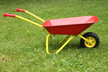 Spielzeugschubkarre im Garten