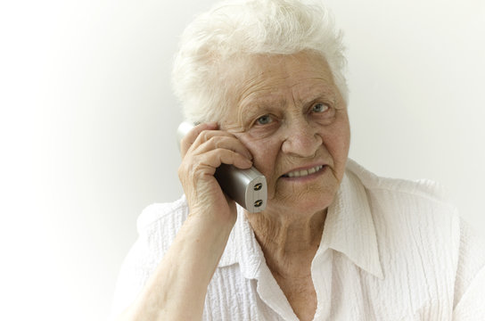 Seniorin beim Telefonieren