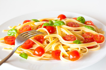 Pasta with fresh tomatoes and basil