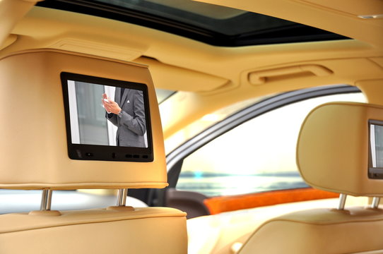 Bildschirm in einem Luxuswagen