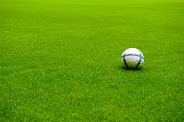 Crédence de cuisine en verre imprimé Foot ballon de football sur la pelouse