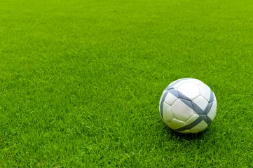 Cercles muraux Foot ballon de football sur la pelouse