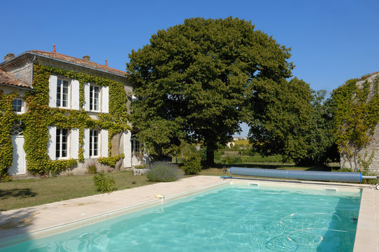 chambre d'h&ocirc;tes avec piscine