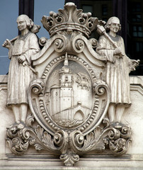 Escudo oficial de Bilbao en la fachada de un edificio