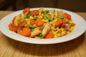 Mittagessen mit Möhrchen, Mais und Hähnchenstreifen