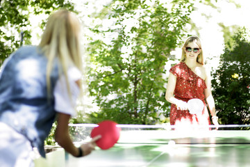 Mädchen beim Tischtennis