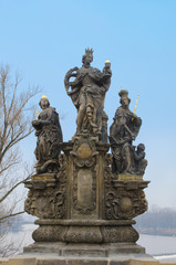 Fototapeta na wymiar St Barbara, Elizabeth i Margaret pomnik, Most Karola w Pradze