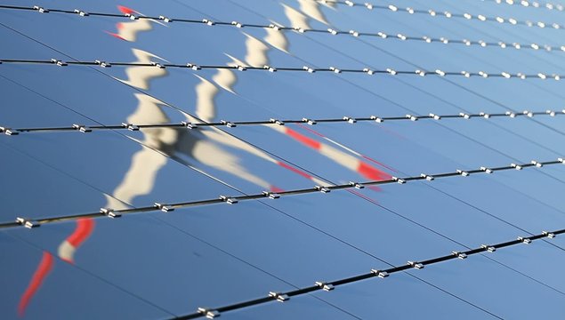 Windrad und Solarzellen (Nahaufnahme)