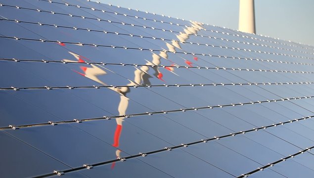Solarzellen und Windrad (Nahaufnahme)