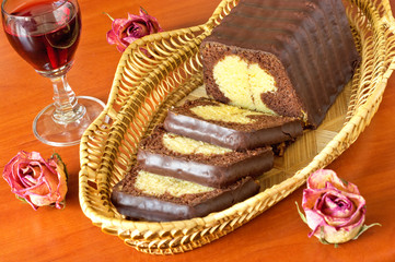Obraz na płótnie Canvas Delicious cake with chocolate on the basket