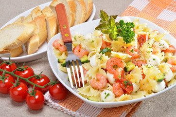 Farfalle mit Mozzarella und Krabben