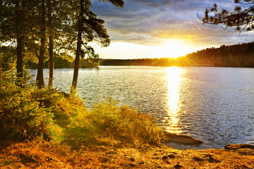 Fototapety  Zachód słońca nad jeziorem