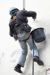 alpinist worker repair building