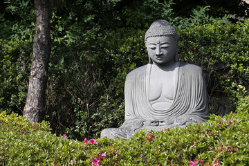 Buddha-Statue in einem japanischen Garten