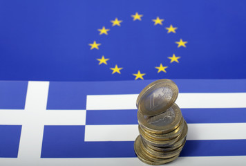 Euromünze auf Griechenland und Europa Flagge