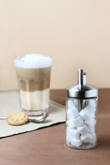 Latte Macchiato mit Zuckerstreuer