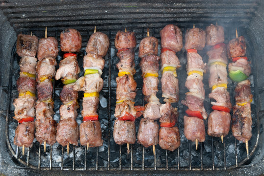 carne in cottura sulla brace del barbecue