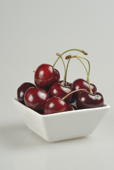 Cerezas, en cuenco cuadrado 2