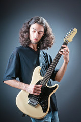 Obraz premium Guitar player against the dark background
