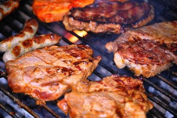 Fleisch und W&uuml;rstchen auf dem Grill