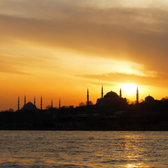 Fototapeta na wymiar Hagia Sophia i Błękitny Meczet w Stambule o zachodzie słońca