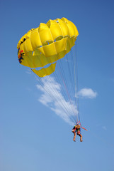 Huckepack mit dem Fallschirm
