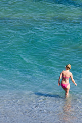 Ragazza in bikini che fa il bagno a mare