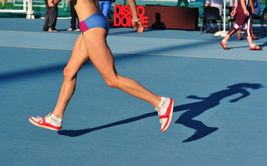 Gambe di donna che corrono e saltano