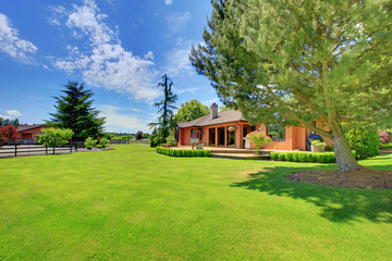 Obraz premium House on the horse farm with green landcape