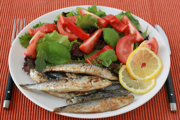fried sardines with salad