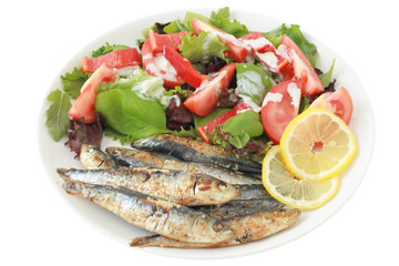 Fototapeta na wymiar fried sardines with salad