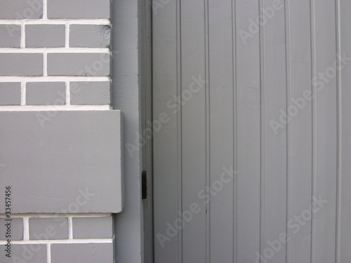 "Graue Holztür neben grauem Backstein an einem Wohnhaus" Stockfotos und