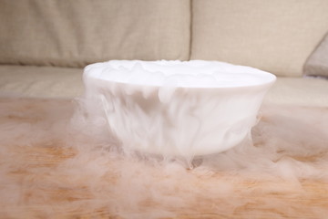 Fototapeta na wymiar dymu z suchego lodu na stole