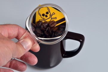Mit Giftstoffen belastete Kaffeebohnen im Becher