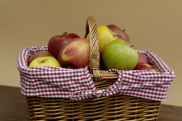 ein Korb mit Äpfeln