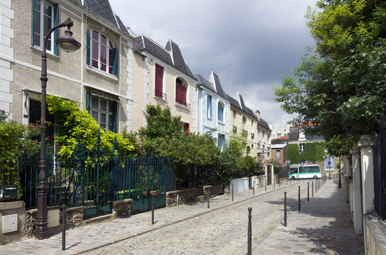 Maisons de ville et rue pavée à Paris