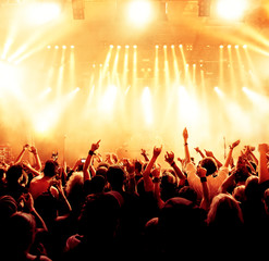 Fototapeta na wymiar Tłum koncert przed jasnych żółtych świateł scenicznych