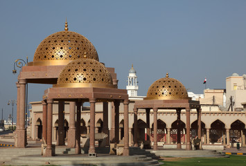 Pavilions mit golden cupola in Muttrah, Oman