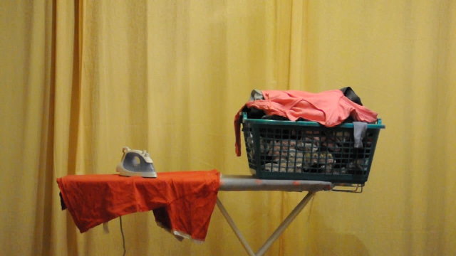 Mann b&uuml;gelt W&auml;sche