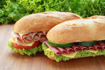 Baguettes belegt mit Salami und Schinken