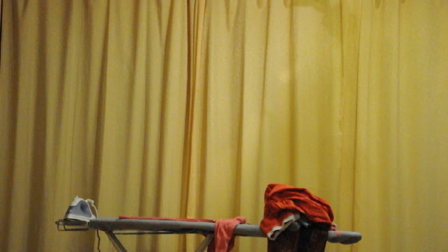 Mann b&uuml;gelt W&auml;sche