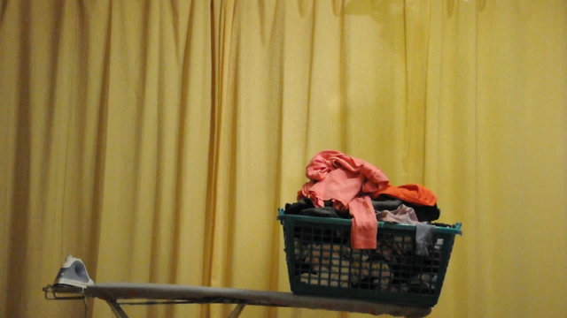 Mann b&uuml;gelt W&auml;sche