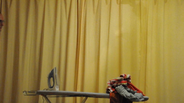 Mann b&uuml;gelt W&auml;sche