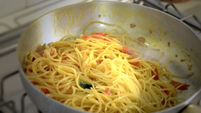 spaghetti pomodoro e basilico