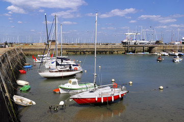 Port Haliguen &agrave; mar&eacute;e basse &agrave; Quiberon en Bretagne - France