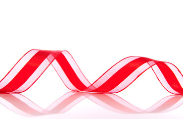 Ruban rouge sur fond blanc