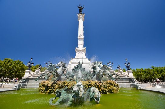 Face &agrave; la Fontaine des Girondins de Bordeaux