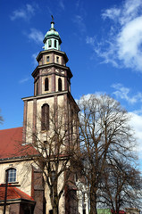 Fototapeta na wymiar kościół z wieżą