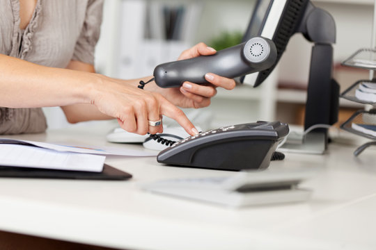 b&uuml;rokauffrau mit telefonh&ouml;rer
